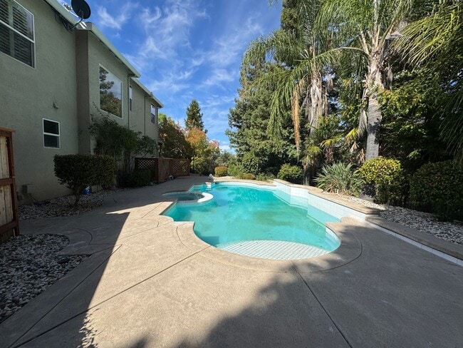 Building Photo - 360 Allenwood Ct