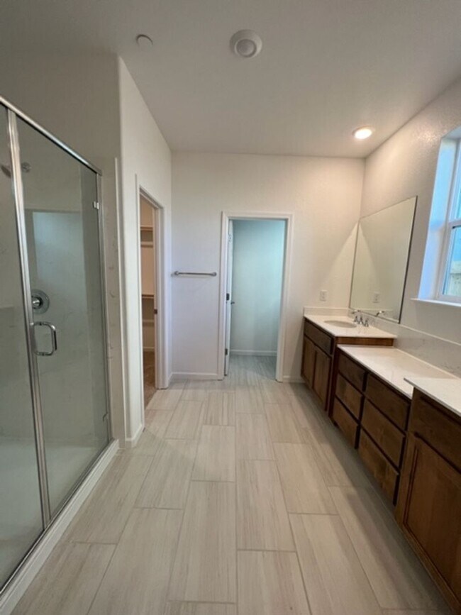 Building Photo - Beautiful 3 Bedroom and 2 Bathroom Home in Lincoln $2,995.00