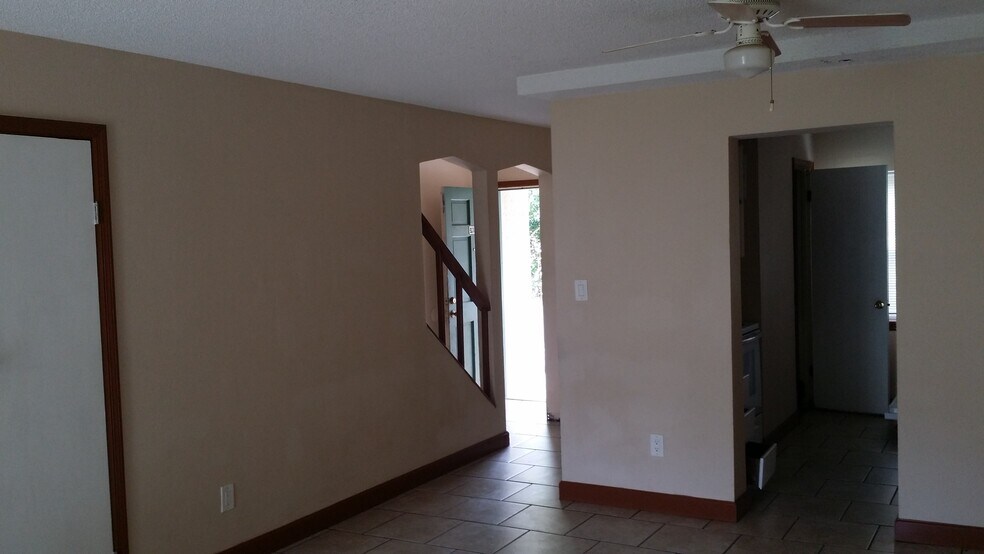 Building Photo - 2325 West Pensacola St 139