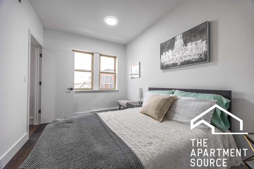 Building Photo - 5644 N Clark St