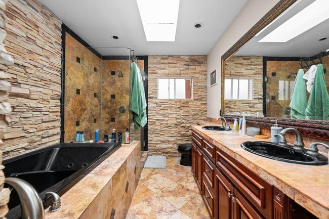 Building Photo - Spacious bedrooms!