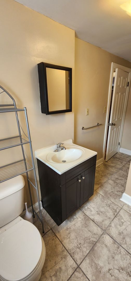 Building Photo - Welcome to this charming 3-bedroom, 2-bath...