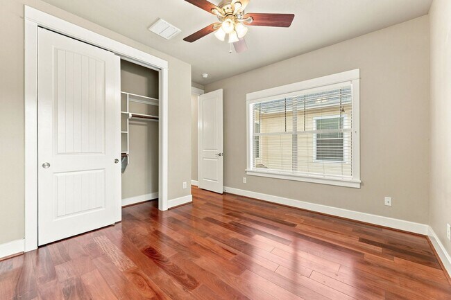 Building Photo - 303 Zennia St