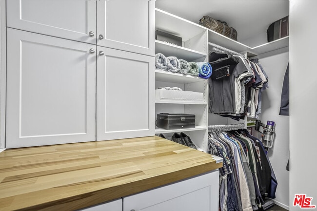 Building Photo - 7320 Hawthorn Ave