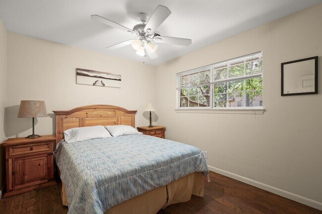 Building Photo - 1713 Deerfield Dr
