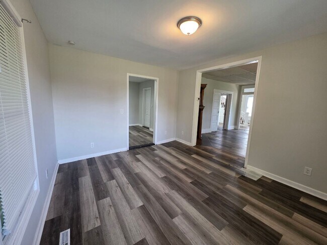 Building Photo - 3BR/2BA Home with Detached Garage & Large Yard