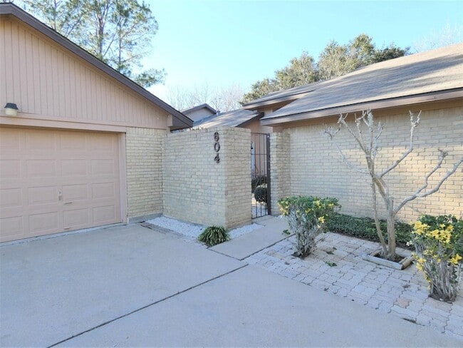 Building Photo - 604 Golfview Dr