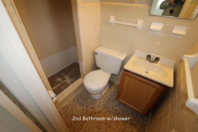 Building Photo - GREAT NEIGHBORHOOD - LOTS OF ROOM