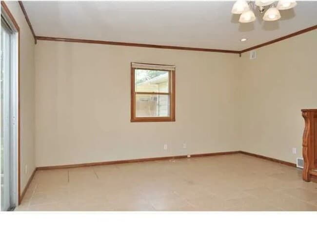 Building Photo - Lovely 3 Bed, 1 Bath!