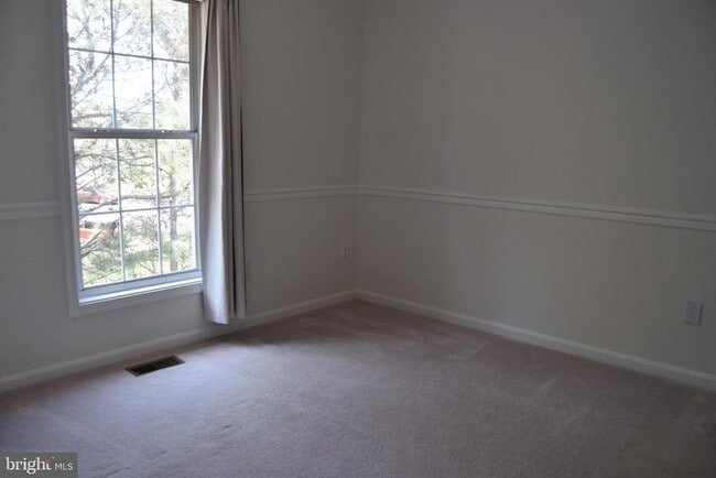 Building Photo - 44037 Kings Arms Square