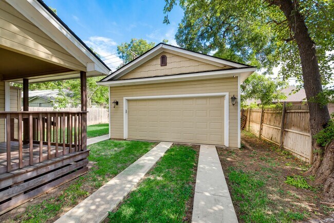 Building Photo - AVAILABLE NOW 4 BEDROOM 2.5 BATH HOME IN A...