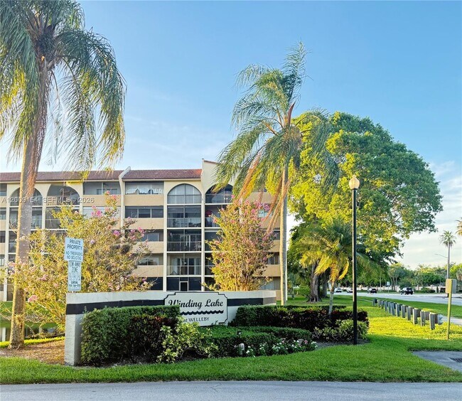 Building Photo - 10016 Winding Lake Rd