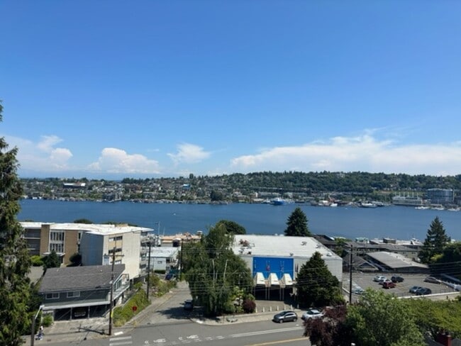 Building Photo - Ideally Located Seattle Open 1 Bed Unit w/ Breathtaking Views!
