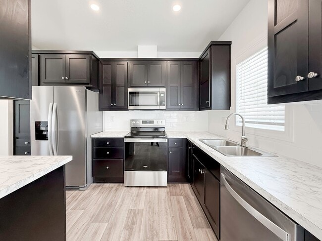 Building Photo - ~ AVAILABLE NOW ~ DUPLEX (RIGHT)