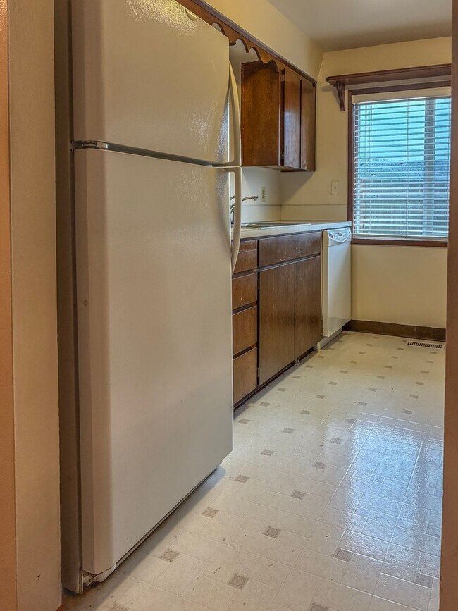 Building Photo - Hillsboro Duplex- 2 Bedroom 1 bathroom with fenced in yard available !