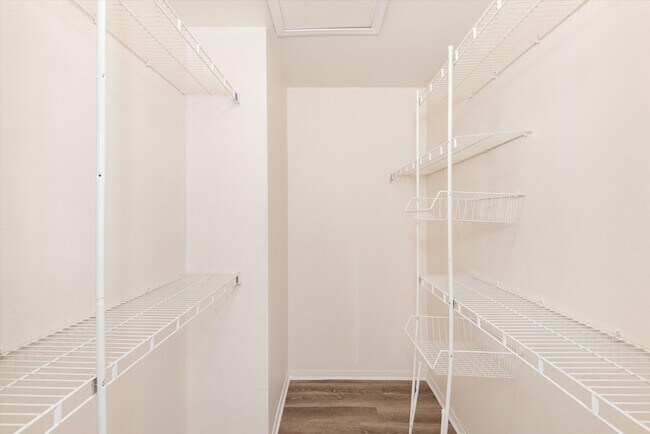 Building Photo - 923 S Zeno Way