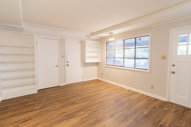 Building Photo - 2400 Hampstead Ln
