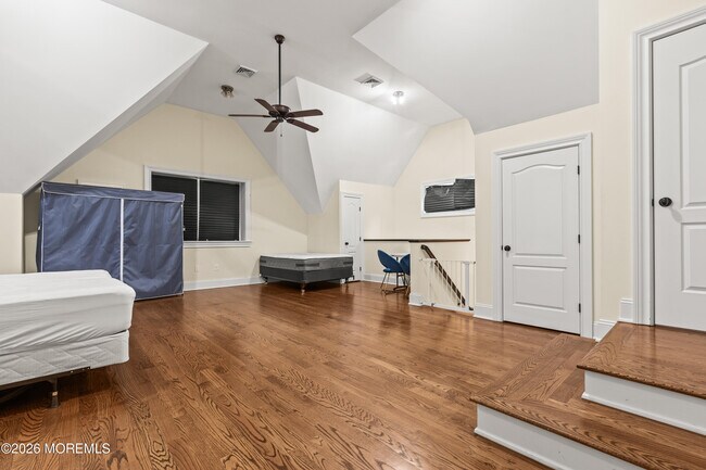 Building Photo - 558 Cedar Ave