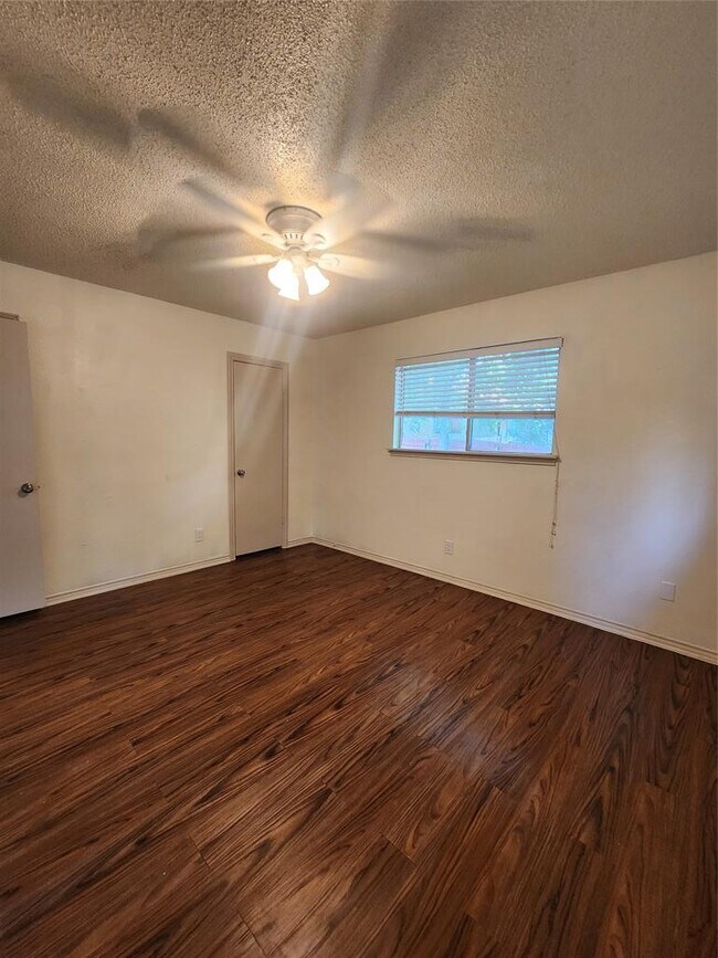 Building Photo - 2900 Lovell Dr