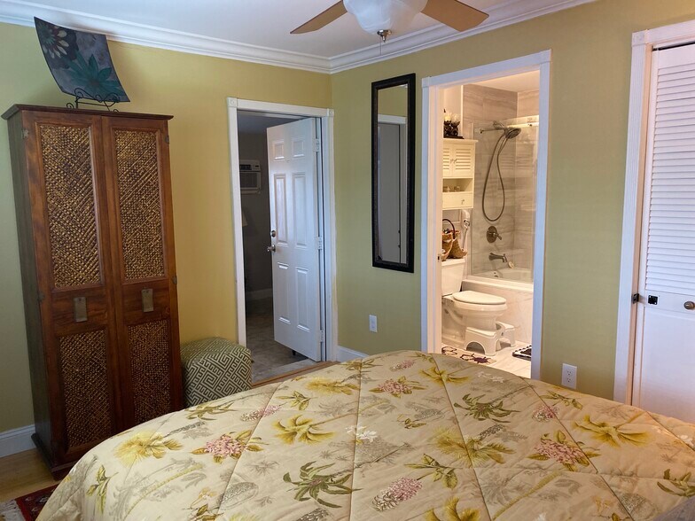 Building Photo - 493 Castle Dr