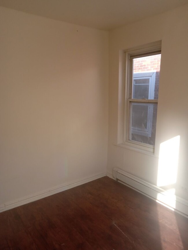 Building Photo - Spacious three Bedroom!!!