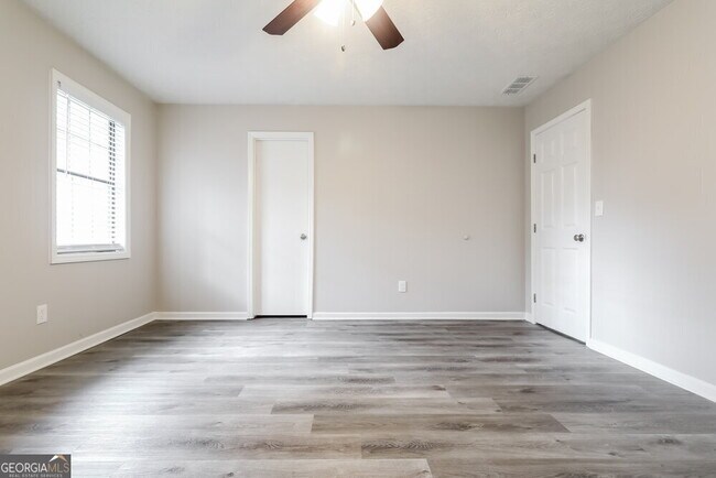 Building Photo - 620 Wayside Dr
