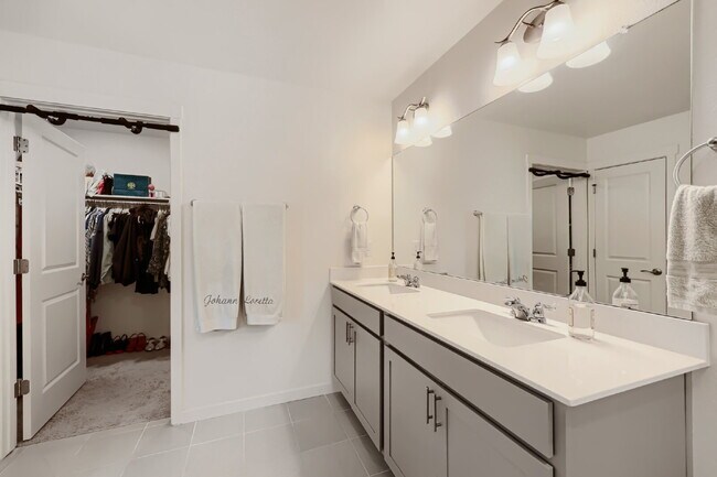 Building Photo - "Spacious 5-Bed Oasis with 3 Full Baths in Scenic Castle Rock – Your Dream Home Awaits!"