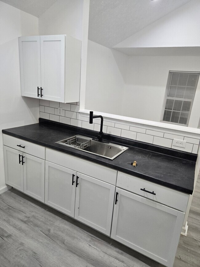 Building Photo - 848 S 23rd St