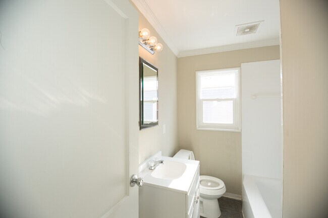 Building Photo - 3 potential 4 bedroom in desirable Beech G...