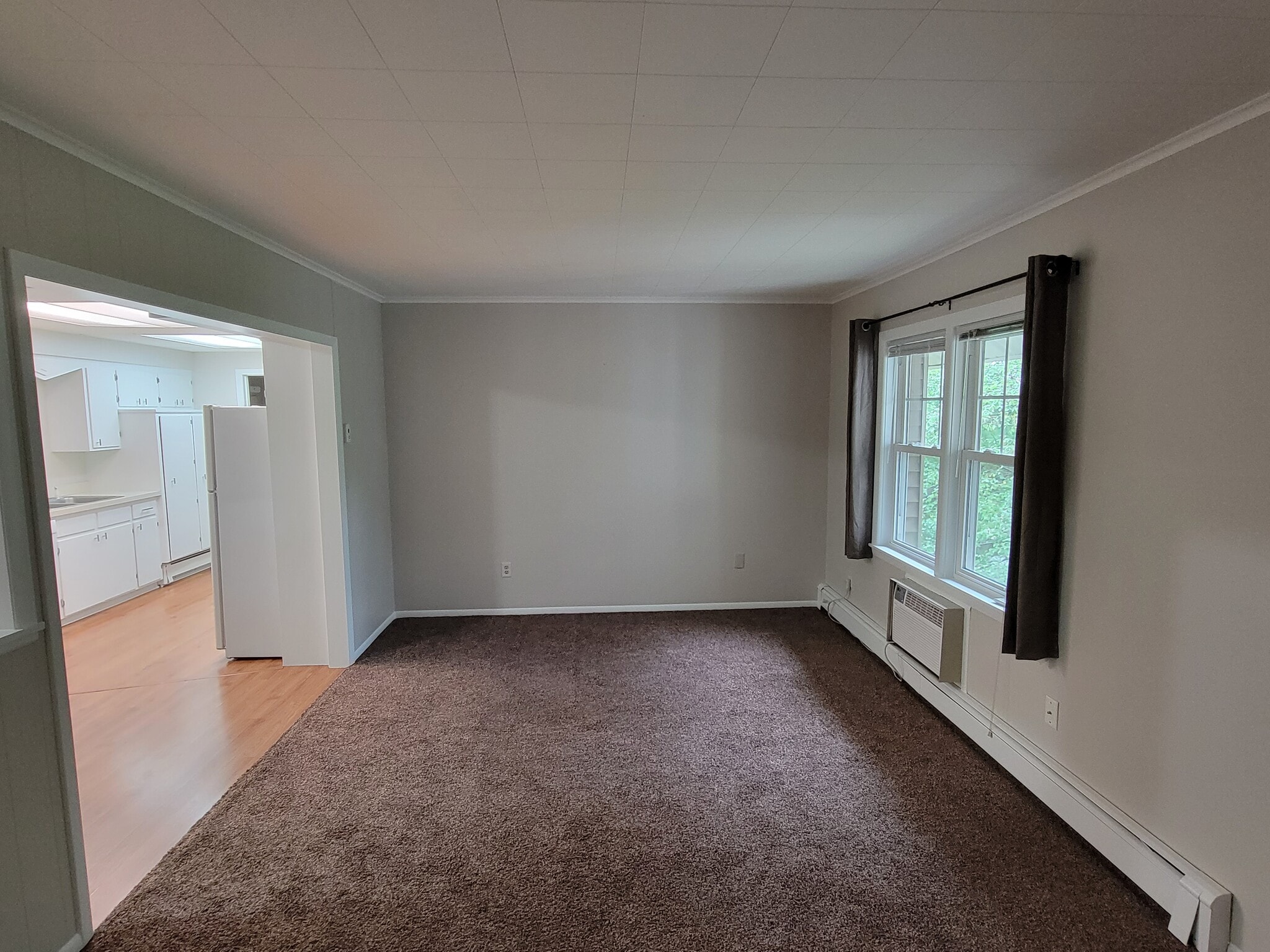 Family room - 308 Lewis St S
