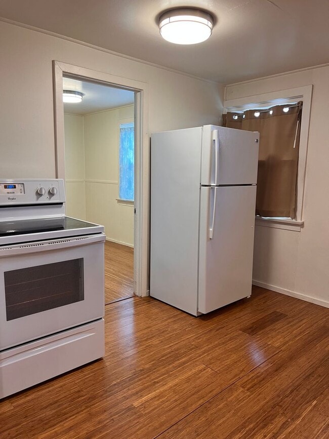 Building Photo - SIngle Family 2 Bedroom 1 Bath Home on Lar...
