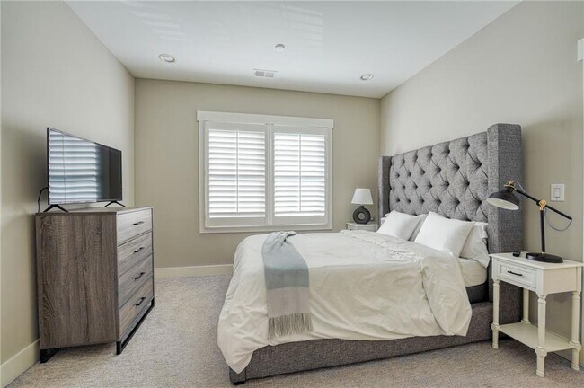 Building Photo - 984 Memorial Walk SE