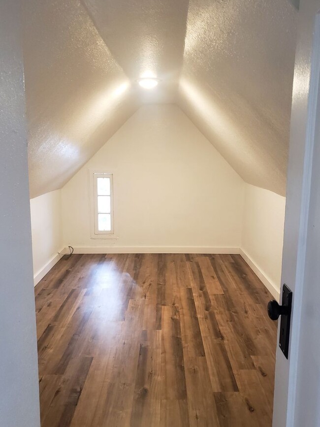 Building Photo - r423