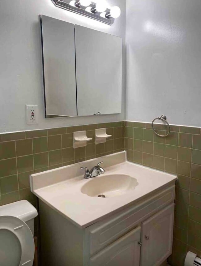 Building Photo - 71-61-61170 170th St