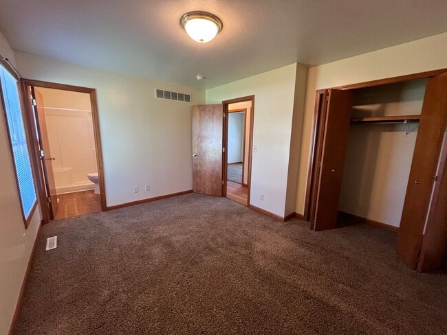 Building Photo - 3-Bedroom Duplex Available in Goshen