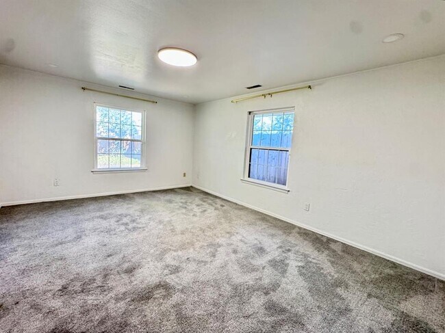 Building Photo - 3025 Regency Ct