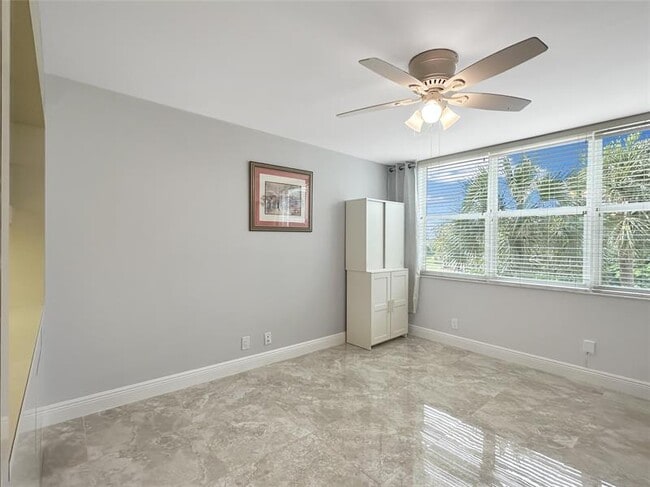 Building Photo - 3505 Oaks Way