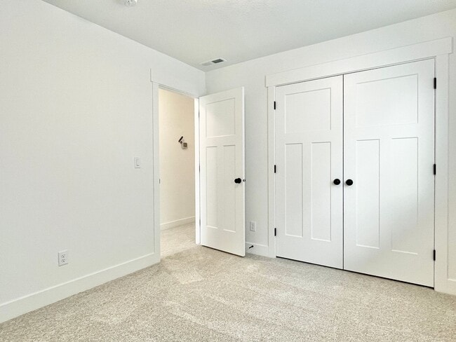 Building Photo - Gorgeous Townhome at Mountain Ridge!