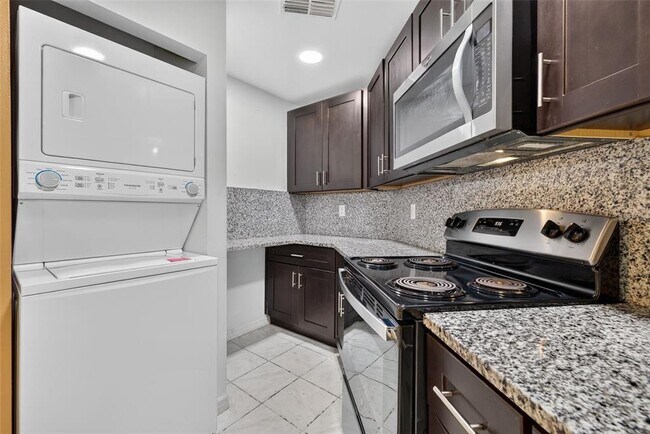 Building Photo - 658 Royalty Ct