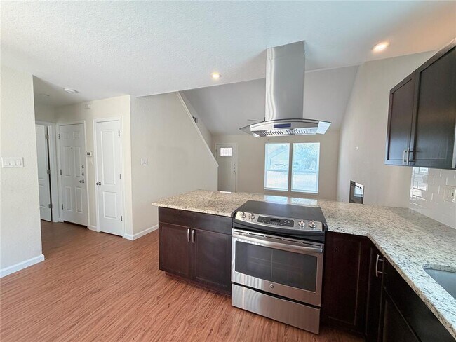 Building Photo - 1605 Parkwood Dr
