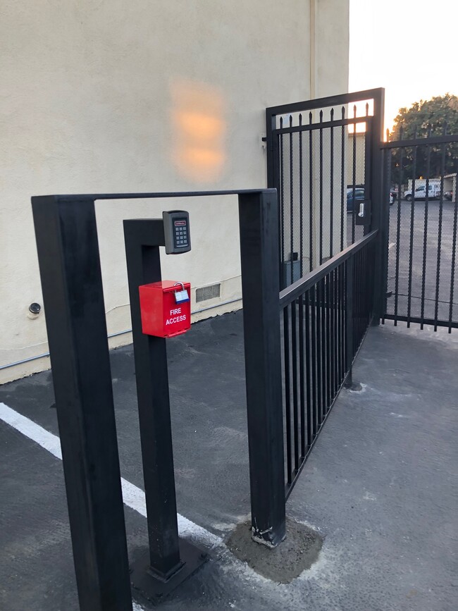 ENTRY GATE CARD READER - Machado Towers