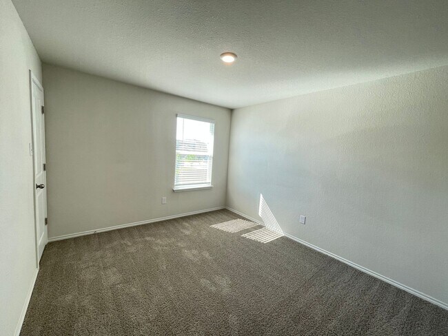 Building Photo - Beautiful 4 bedroom, 2.5 bathroom home in a great location!