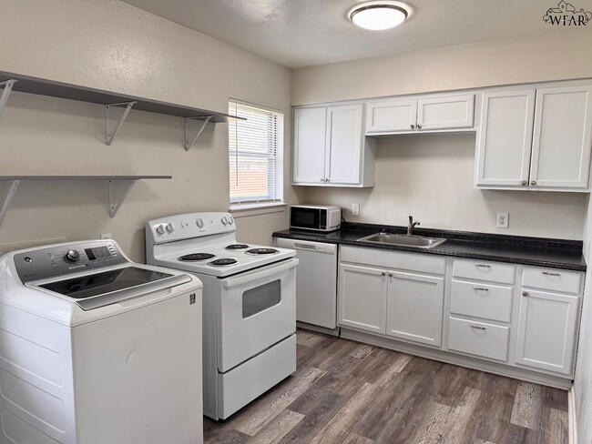 Building Photo - 1401 E Cortez Dr