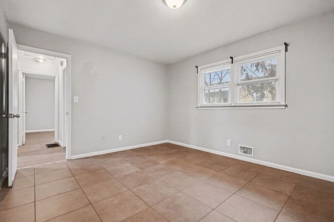 Building Photo - Nice 2BR/1BA Duplex in East Point!