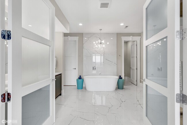 Deep soaking tub and heated floors! - 1157 W Erie St