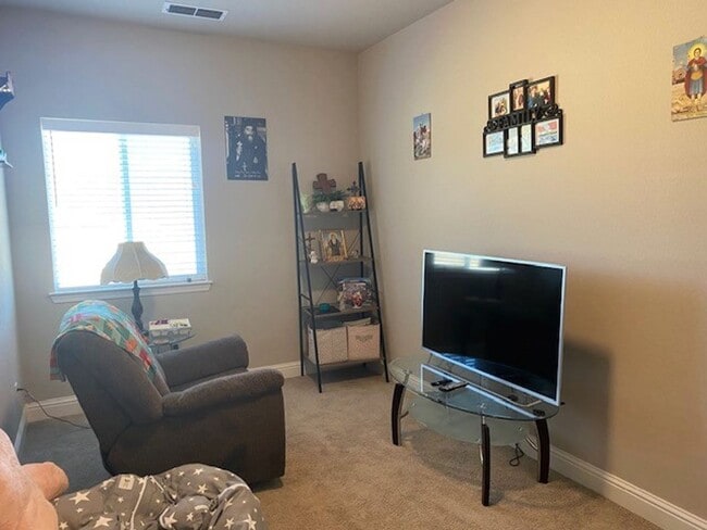 Building Photo - Luxury Townhome in West Redding!