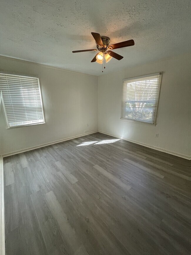 Building Photo - 231 S Sunset Terrace