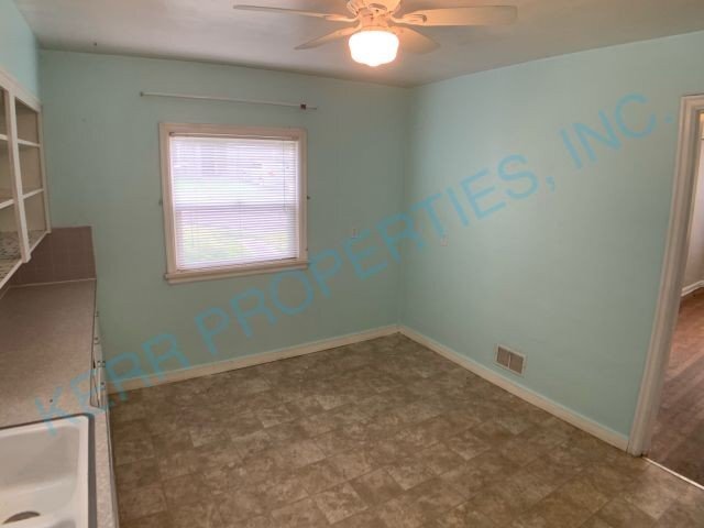 Building Photo - FREE RENT! Cozy tri-level 1374 square foot...