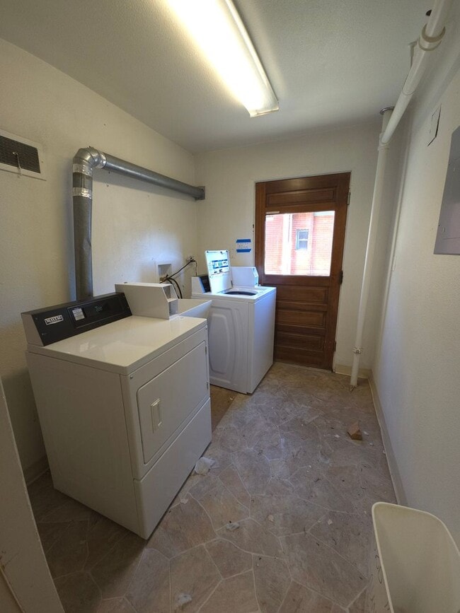 Interior Photo - 1020 14th
