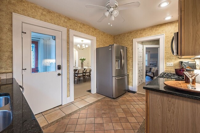 Building Photo - Quaint 4 bedroom Erie Home with Central Air & Garage Parking